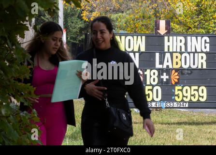 Toronto, Canada. 6 octobre 2023. Les gens passent devant un site d'emploi près d'une rue à Toronto, Canada, le 6 octobre 2023. Le nombre d'emplois au Canada a augmenté de 64 000 en septembre, après une hausse de 40 000 en août, a déclaré Statistique Canada vendredi. Crédit : Zou Zheng/Xinhua/Alamy Live News Banque D'Images