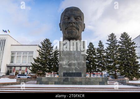 Le monument géant de la tête du chef de l'URSS Vladimir Lénine dans le centre-ville d'Oulan-Ude, Bouriatiya, Russie pendant la journée nuageuse d'hiver. Banque D'Images