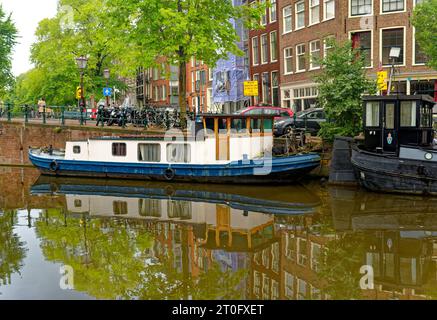 AMSTERDAM, PAYS-BAS - 24 août 2023 : Amsterdam est la capitale des pays-Bas, connue pour son patrimoine artistique, son système de canaux élaboré et son Hou étroit Banque D'Images