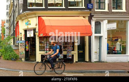 AMSTERDAM, PAYS-BAS - 24 août 2023 : Amsterdam est la capitale des pays-Bas, connue pour son patrimoine artistique, son système de canaux élaboré et son Hou étroit Banque D'Images