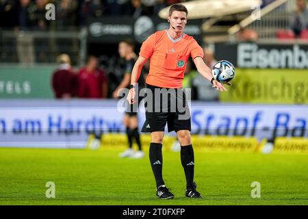 Sandhausen, Deutschland. 06 octobre 2023. Florian Exner (Schiedsrichter), Am ball, Freisteller, Ganzkörper, Einzelbild, Einzelfoto, Aktion, action, 06.10.2023, Sandhausen (Deutschland), Fussball, 3. LIGA, SV SANDHAUSEN - SSV ULM 1846, DFB/DFL RÈGLEMENTATIONS INTERDISENT TOUTE UTILISATION DE PHOTOGRAPHIES COMME SÉQUENCES D'IMAGES ET/OU QUASI-VIDÉO. Crédit : dpa/Alamy Live News Banque D'Images