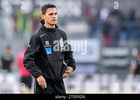 Sandhausen, Deutschland. 06 octobre 2023. Thomas Wörle (Tom Wörle, entraîneur, cheftrainer, Ulm), Einzelbild, Einzelfoto, Aktion, action, 06.10.2023, Sandhausen (Deutschland), Fussball, 3. LIGA, SV SANDHAUSEN - SSV ULM 1846, DFB/DFL RÈGLEMENTATIONS INTERDISENT TOUTE UTILISATION DE PHOTOGRAPHIES COMME SÉQUENCES D'IMAGES ET/OU QUASI-VIDÉO. Crédit : dpa/Alamy Live News Banque D'Images