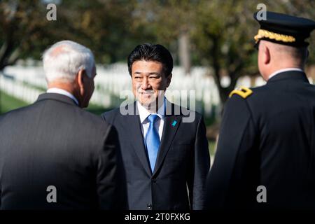 Arlington (États-Unis d ' Amérique). 04 octobre 2023. Arlington (États-Unis d ' Amérique). 04 octobre 2023. Le ministre japonais de la Défense Kihara Minoru, au centre, est accueilli par le surintendant du cimetière national d'Arlington Charles Alexander, Jr., à gauche, et le général de l'armée américaine, le major général Trevor Bredenkamp, à droite, à son arrivée pour une cérémonie de pose de couronne des Forces armées honorées à la tombe du soldat inconnu au cimetière national d'Arlington, le 4 octobre 2023 à Arlington, en Virginie. Crédit : Elizabeth Fraser/États-Unis Army/Alamy Live News Banque D'Images