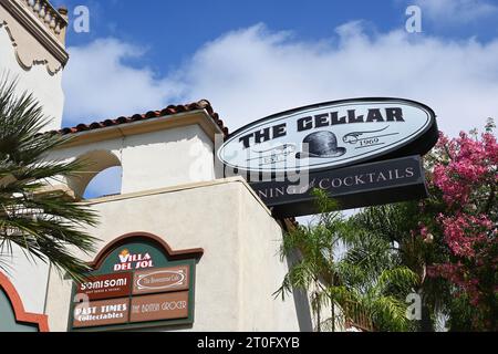 FULLERTON, CALIFORNIE - 12 SEPTEMBRE 2023 : panneau pour The Cellar, un restaurant français haut de gamme dans le sous-sol faiblement éclairé de l'hôtel Del sol, sur Harbor Blvd. Banque D'Images