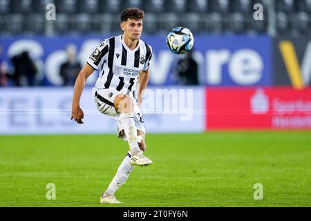 Sandhausen, Deutschland. 06 octobre 2023. Alexander Fuchs (SVS, 16), Am ball, Freisteller, Ganzkörper, Einzelbild, Einzelfoto, Aktion, action, 06.10.2023, Sandhausen (Deutschland), Fussball, 3. LIGA, SV SANDHAUSEN - SSV ULM 1846, DFB/DFL RÈGLEMENTATIONS INTERDISENT TOUTE UTILISATION DE PHOTOGRAPHIES COMME SÉQUENCES D'IMAGES ET/OU QUASI-VIDÉO. Crédit : dpa/Alamy Live News Banque D'Images