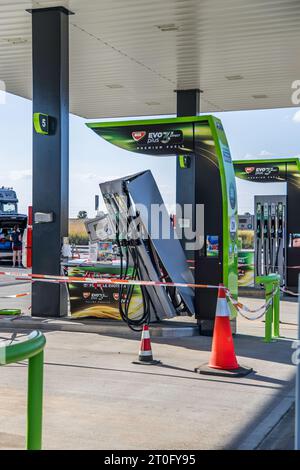 Lomza, Pologne- 15 juillet 2023 : pompe à essence endommagée PAR MOL. La voiture s'est écrasée dans la station de pompe à essence Banque D'Images