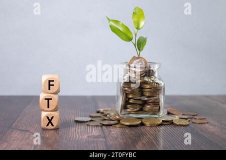 FTX orthographié dans des blocs de lettres sur fond rouge. Banque D'Images