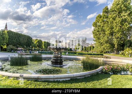 Vienne , Autriche - 7 juillet 2023 : Panorama d'une fontaine et de fleurs dans le parc Volksgarten Banque D'Images