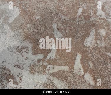 White Sands NP, États-Unis d'Amérique. 12 mars 2020. Empreintes humaines fossilisées de l'âge glaciaire dans la boue de gypse qui durcit en roche estimée à 23 000 à 1000 ans il y a, le 5 octobre 2023, dans le parc national de White Sands, Nouveau Mexique, USA. La zone autour de l'ancien lit du lac Otero est la plus ancienne preuve directe de la présence humaine dans les Amériques. Crédit : National Park Service/NPS/Alamy Live News Banque D'Images