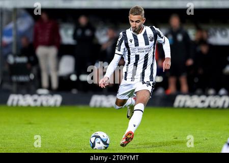 Sandhausen, Deutschland. 06 octobre 2023. Livan Burcu (SVS, 11), Am ball, Freisteller, Ganzkörper, Einzelbild, Einzelfoto, Aktion, action, 06.10.2023, Sandhausen (Deutschland), Fussball, 3. LIGA, SV SANDHAUSEN - SSV ULM 1846, DFB/DFL RÈGLEMENTATIONS INTERDISENT TOUTE UTILISATION DE PHOTOGRAPHIES COMME SÉQUENCES D'IMAGES ET/OU QUASI-VIDÉO. Crédit : dpa/Alamy Live News Banque D'Images