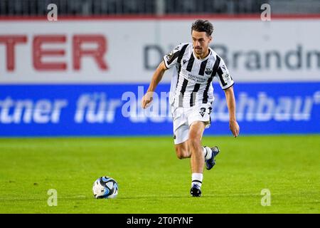 Sandhausen, Deutschland. 06 octobre 2023. Christoph Ehlich (SVS, 3), Am ball, Freisteller, Ganzkörper, Einzelbild, Einzelfoto, Aktion, action, 06.10.2023, Sandhausen (Deutschland), Fussball, 3. LIGA, SV SANDHAUSEN - SSV ULM 1846, DFB/DFL RÈGLEMENTATIONS INTERDISENT TOUTE UTILISATION DE PHOTOGRAPHIES COMME SÉQUENCES D'IMAGES ET/OU QUASI-VIDÉO. Crédit : dpa/Alamy Live News Banque D'Images