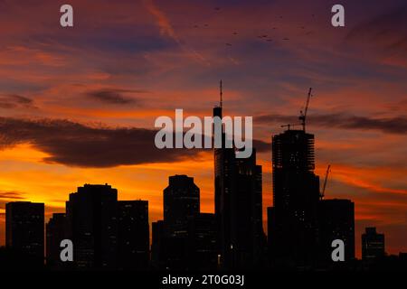 Die Frankfurter Skyline am Abend Die Silhouette der Frankfurter Bankenskyline zeichnet sich am Abend nach Sonnenuntergang gegen den leuchtenden Abendhimmel ab. Frankfurt am main Hessen Deutschland *** la Skyline de Francfort en soirée la silhouette de la rive de Francfort se démarque dans la soirée après le coucher du soleil contre le ciel lumineux du soir Frankfurt am main Hesse Allemagne 2023-10-06 ffm Skyline 02 Credit : Imago/Alamy Live News Banque D'Images