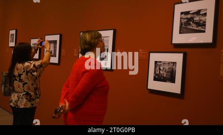 Houston, octobre 8. 7 janvier 2024. Les gens assistent à l'avant-première d'une exposition de photos intitulée Robert Frank et Todd Webb : Across America, 1955 au Museum of Fine Arts, Houston, Texas, États-Unis, le 6 octobre. 2023. Au total, 100 photographies retracent les voyages à travers le pays de deux photographes, qui ont chacun capturé des vues singulières de l ' Amérique au milieu du 20e siècle, au cours de l ' exposition qui a eu lieu ici du 8 octobre 2023 au 7 janvier 2024. Crédit : Xu Jianmei/Xinhua/Alamy Live News Banque D'Images