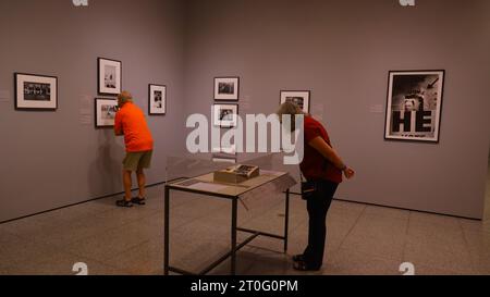 Houston, octobre 8. 7 janvier 2024. Les gens assistent à l'avant-première d'une exposition de photos intitulée Robert Frank et Todd Webb : Across America, 1955 au Museum of Fine Arts, Houston, Texas, États-Unis, le 6 octobre. 2023. Au total, 100 photographies retracent les voyages à travers le pays de deux photographes, qui ont chacun capturé des vues singulières de l ' Amérique au milieu du 20e siècle, au cours de l ' exposition qui a eu lieu ici du 8 octobre 2023 au 7 janvier 2024. Crédit : Xu Jianmei/Xinhua/Alamy Live News Banque D'Images