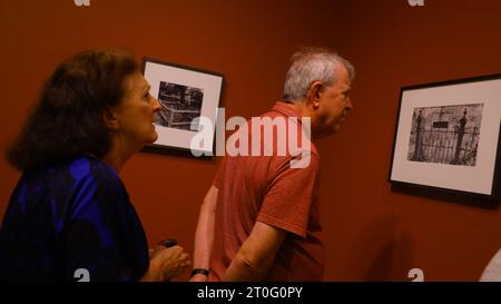 Houston, octobre 8. 7 janvier 2024. Les gens assistent à l'avant-première d'une exposition de photos intitulée Robert Frank et Todd Webb : Across America, 1955 au Museum of Fine Arts, Houston, Texas, États-Unis, le 6 octobre. 2023. Au total, 100 photographies retracent les voyages à travers le pays de deux photographes, qui ont chacun capturé des vues singulières de l ' Amérique au milieu du 20e siècle, au cours de l ' exposition qui a eu lieu ici du 8 octobre 2023 au 7 janvier 2024. Crédit : Xu Jianmei/Xinhua/Alamy Live News Banque D'Images