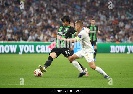 FRANCE, MARSEILLE, OCTOBRE 05. Kaoru Mitoma de Brighton & Hove Albion duels pour le ballon avec Valentin Rongier de Marseille lors de la conférence de presse à la fin du match de football du Groupe B de l’UEFA Europa League entre l’Olympique de Marseille et Brighton & Hove Albion le 05 octobre 2023, au Stade Vélodrome de Marseille, France. Photo de Manuel Blondeau/ AOP.Press Banque D'Images