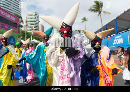 Salvador, Bahia, Brésil - 11 février 2023 : défilé d'un groupe de masqués et costumés à Fuzue, pré-carnaval à Salvador, Bahia, Brésil. Banque D'Images