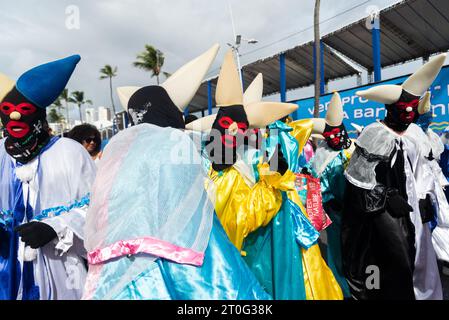 Salvador, Bahia, Brésil - 11 février 2023 : défilé d'un groupe de masqués et costumés à Fuzue, pré-carnaval à Salvador, Bahia, Brésil. Banque D'Images