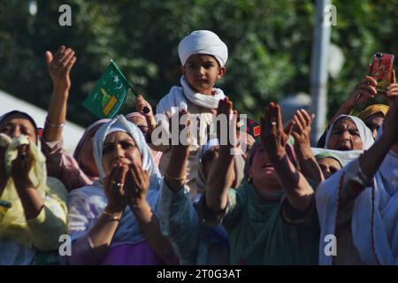 Srinagar, Inde. 06 octobre 2023. Les forces indiennes contrôlent les civils lors d'une opération d'inspection surprise à Srinagar. La sécurité a été renforcée dans la vallée du Cachemire après le meurtre récent d'un étudiant de 10e classe, qui a été blessé après l'attaque par les terroristes le 04 2023 octobre au soir dans le quartier de Watrigam Wanihama du district d'Anantnag, a succombé à ses blessures le 06 octobre 2023 au soir à SKIMS, Hospital. (Photo de Mubashir Hassan/Pacific Press) crédit : Pacific Press Media production Corp./Alamy Live News Banque D'Images