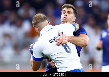 Lorenzo Cannone #8 d'Italie et Damian Penaud #14 de France lors de la coupe du monde de Rugby Pool Un match entre la France et l'Italie au Stade de Lyon le 06 octobre 2023 à Lyon, France. Photo Baptiste Paquot/ABACAPRESS.COM crédit : Abaca Press/Alamy Live News Banque D'Images