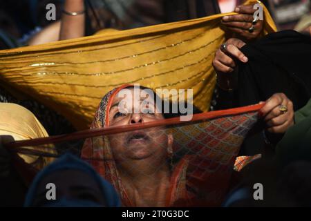 6 octobre 2023, Srinagar, Jammu-et-Cachemire, Inde: une femme musulmane cachemirienne prie alors que l'imam (pas sur la photo) affiche la relique sainte du Prophète Muhammed le vendredi suivant de l'Eid-e-Milad-u-Nabi, anniversaire du Prophète Muhammad, au sanctuaire Hazratbal à Srinagar, la capitale estivale du Cachemire indien, le 06 octobre 2023. Des centaines de dévots se sont rassemblés au sanctuaire Hazratbal, qui abrite une relique que l'on croit être un cheveu de la barbe du prophète Mahomet (PBUM), pour offrir des prières spéciales à l'occasion de l'anniversaire de naissance du prophète. (Image de crédit : © Mubashir Hassan/Pacific Press via ZUM Banque D'Images