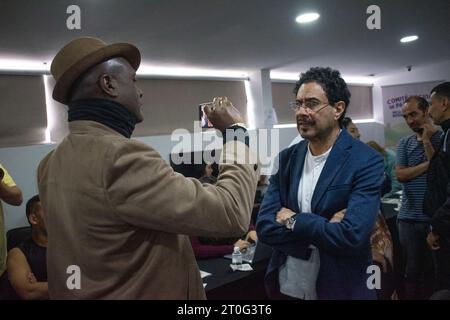 Bogota, Colombie. 06 octobre 2023. Ivan Cepeda, négociateur du gouvernement colombien, prend la parole lors d'une réunion qui s'inscrit dans le cadre du processus de paix pourparlers de paix avec le gouvernement, à Bogota, Colombie, le 6 octobre 2023. Photo par : Daniel Romero/long Visual Press crédit : long Visual Press/Alamy Live News Banque D'Images