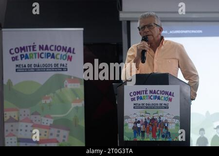 Bogota, Colombie. 06 octobre 2023. Aureliano Carbonell, membre de l'Armée de libération nationale, prend la parole lors d'une réunion qui s'inscrit dans le cadre des pourparlers de paix avec le gouvernement, à Bogota, Colombie, le 6 octobre 2023. Photo par : Daniel Romero/long Visual Press crédit : long Visual Press/Alamy Live News Banque D'Images