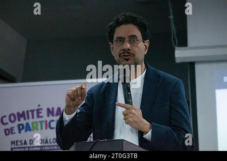 Bogota, Colombie. 06 octobre 2023. Ivan Cepeda, négociateur du gouvernement colombien, prend la parole lors d'une réunion qui s'inscrit dans le cadre du processus de paix pourparlers de paix avec le gouvernement, à Bogota, Colombie, le 6 octobre 2023. Photo par : Daniel Romero/long Visual Press crédit : long Visual Press/Alamy Live News Banque D'Images