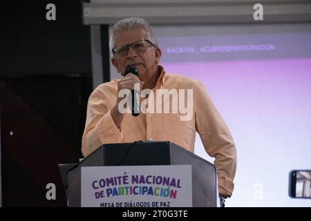 Bogota, Colombie. 06 octobre 2023. Aureliano Carbonell, membre de l'Armée de libération nationale, prend la parole lors d'une réunion qui s'inscrit dans le cadre des pourparlers de paix avec le gouvernement, à Bogota, Colombie, le 6 octobre 2023. Photo par : Daniel Romero/long Visual Press crédit : long Visual Press/Alamy Live News Banque D'Images