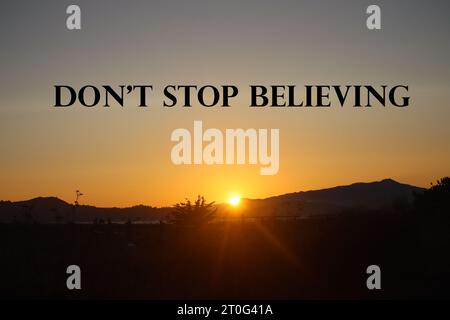 Devis. Citations de vie motivantes et inspirantes - n'arrêtez pas de croire. Banque D'Images