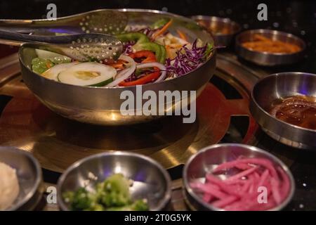 Salade et condiments au barbecue coréen Banque D'Images