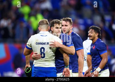 Lorenzo Cannone #8 d'Italie et Damian Penaud #14 de France lors de la coupe du monde de Rugby Pool Un match entre la France et l'Italie au Stade de Lyon le 06 octobre 2023 à Lyon, France. Photo Baptiste Paquot/ABACAPRESS.COM crédit : Abaca Press/Alamy Live News Banque D'Images
