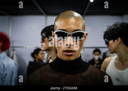 Thaïlande. 06 octobre 2023. Un modèle attend les coulisses pour que le spectacle commence. Les gens assistent au jour 2 de la Bangkok International Fashion week 2023 (BIFW2023) au centre commercial Siam Paragon à Bangkok, Thaïlande, le 6 octobre 2023. Crédit : Matt Hunt/Neato/Alamy Live News Banque D'Images