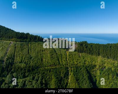Vue aérienne de l'hôtel abandonné Monte Palace à Ponta Delgada au sommet d'une colline, Portugal Banque D'Images