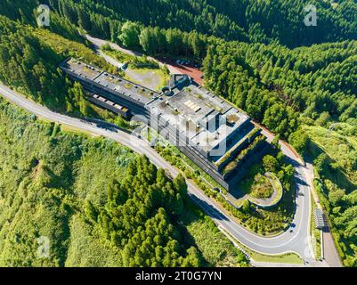 Vue aérienne de l'hôtel abandonné Monte Palace à Ponta Delgada au sommet d'une colline, Portugal Banque D'Images
