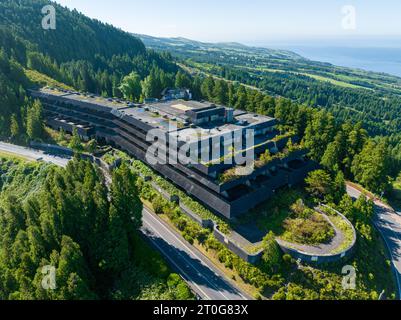 Vue aérienne de l'hôtel abandonné Monte Palace à Ponta Delgada au sommet d'une colline, Portugal Banque D'Images