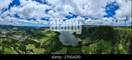 Vue aérienne de Lagoa das Furnas situé sur l'île azorée de Sao Miguel, Açores, Portugal. Lac Furnas (Lagoa das Furnas) sur Sao Miguel, Açores, P Banque D'Images