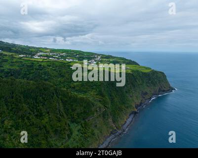 Vue aérienne de la belle côte depuis le Miradouro da Ponta do Sossego, un point de vue élevé sur l'île de Sao Miguel dans les archipels des Açores, Portu Banque D'Images