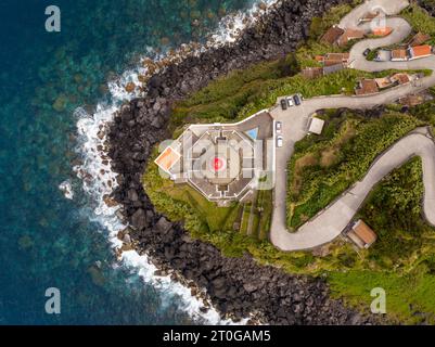 Farol do Arnel est un phare gracieux sur l'île de Sao Miguel, aux Açores, guidant les marins avec sa présence lumineuse et son histoire maritime Banque D'Images