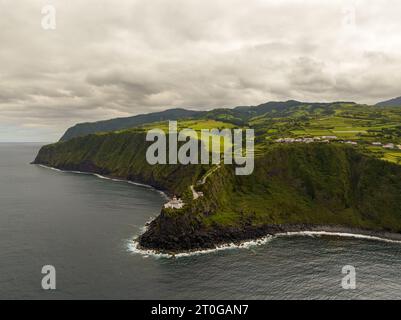 Farol do Arnel est un phare gracieux sur l'île de Sao Miguel, aux Açores, guidant les marins avec sa présence lumineuse et son histoire maritime Banque D'Images