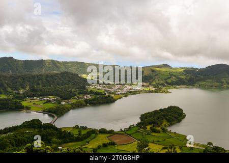 Miradouro do Cerrado das Freiras point de vue sur l'énorme cratère volcanique qui est maintenant lagoa azul sur l'île de Sao Miguel, îles des Açores, Portugal. Banque D'Images