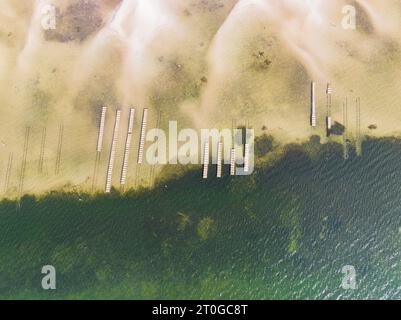 Vue aérienne des bancs d'huîtres au-dessus des bancs de sable estuariens à Salamander Bay à Port Stephens, Nouvelle-Galles du Sud, Australie Banque D'Images