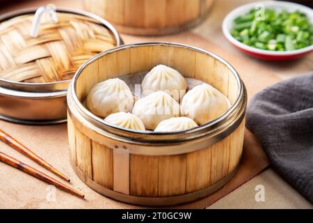 DIM sum baozi (petits pains chinois cuits à la vapeur), xiao long Bao, Tangbao (petit pain à soupe) dans le cuiseur vapeur Banque D'Images