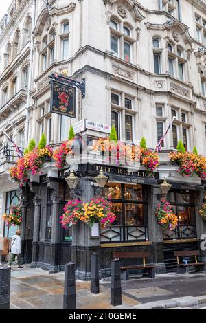 Le pub Red Lion à Westminster connu pour servir tous les premiers ministres jusqu'à Edward Heath, Whitehall, Londres, Angleterre, Royaume-Uni Banque D'Images