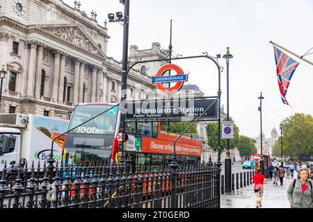 Londres, enseigne de métro Westminster, Union Jack et bus rouge de Londres, tous les symboles de Londres, Angleterre, Royaume-Uni, 2023 Banque D'Images