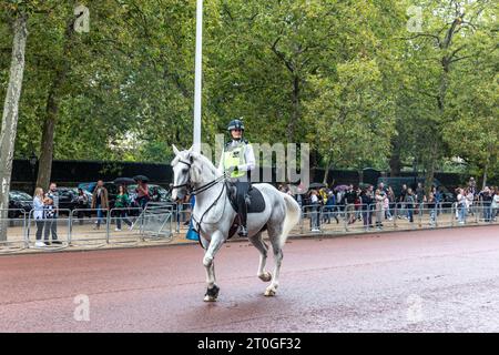 Londres, femme officier de police à cheval blanc le long du Mall leads the Kings change of the Guard, Londres, Angleterre, septembre 2023 Banque D'Images