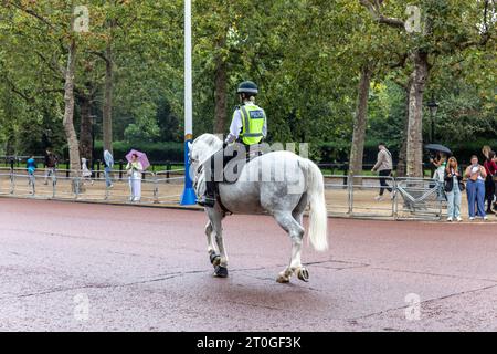 Londres, femme officier de police à cheval blanc le long du Mall leads the Kings change of the Guard, Londres, Angleterre, septembre 2023 Banque D'Images