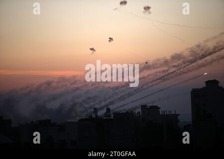 Rafah, Gaza. 07 octobre 2023. Des roquettes sont lancées depuis le Sud de la bande de Gaza vers Israël le samedi 7 octobre 2023. Photo par Ismael Mohamad/UPI. Crédit : UPI/Alamy Live News Banque D'Images