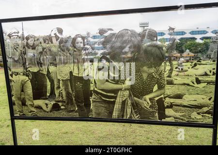 Bangkok, Thaïlande. 06 octobre 2023. Une photo originale du massacre du 6 octobre 1976 vu à l'Université Thammasat (campus de Tha Phra Chan) lors de la commémoration à Bangkok. Crédit : SOPA Images Limited/Alamy Live News Banque D'Images