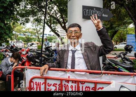 Bangkok, Thaïlande. 06 octobre 2023. Le garde d'entrée à l'Université Thammasat parle lors de la journée de commémoration, du massacre du 6 octobre 1976, à Bangkok. Crédit : SOPA Images Limited/Alamy Live News Banque D'Images